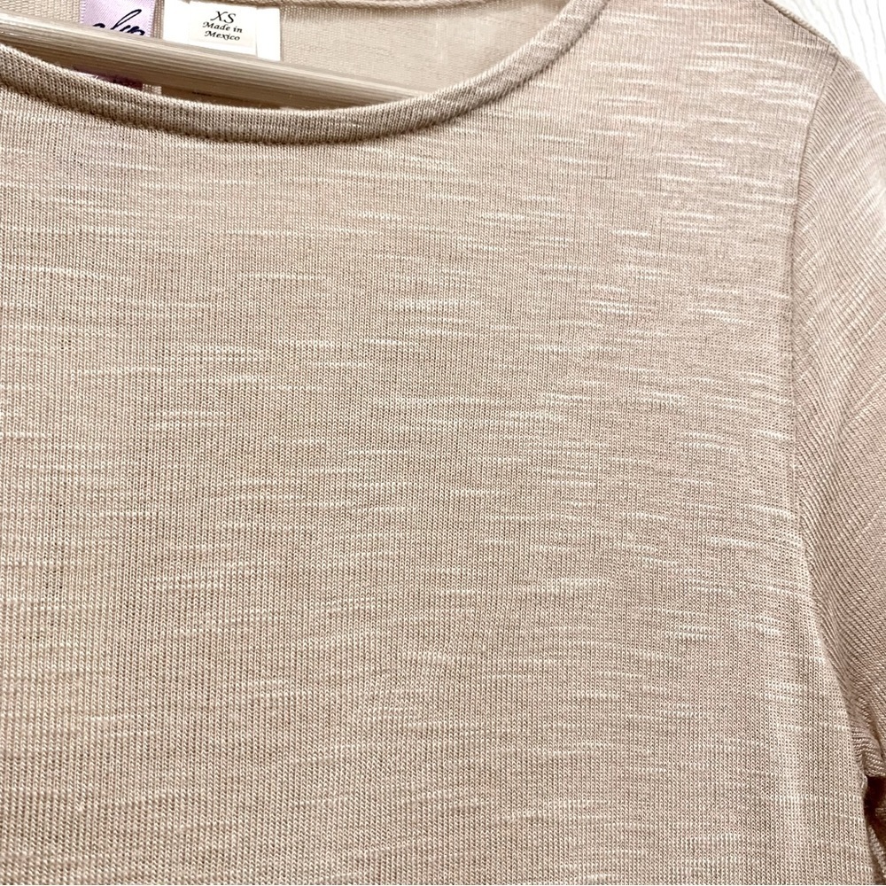 🤎 Francesca’s Beige Sand Ruffle Hem Tee Shirt T-Shirt - Picture 2 of 13